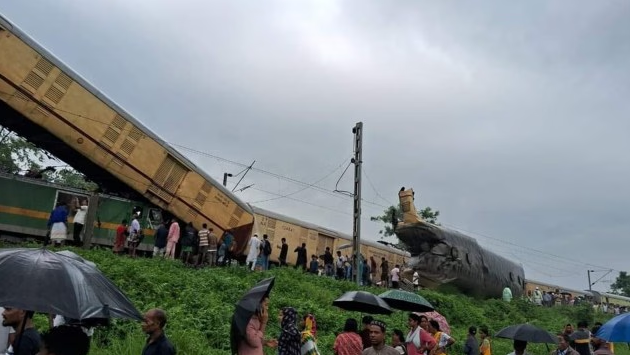 9 killed, over 40 injured as goods train rams Kanchanjunga Express in Bengal