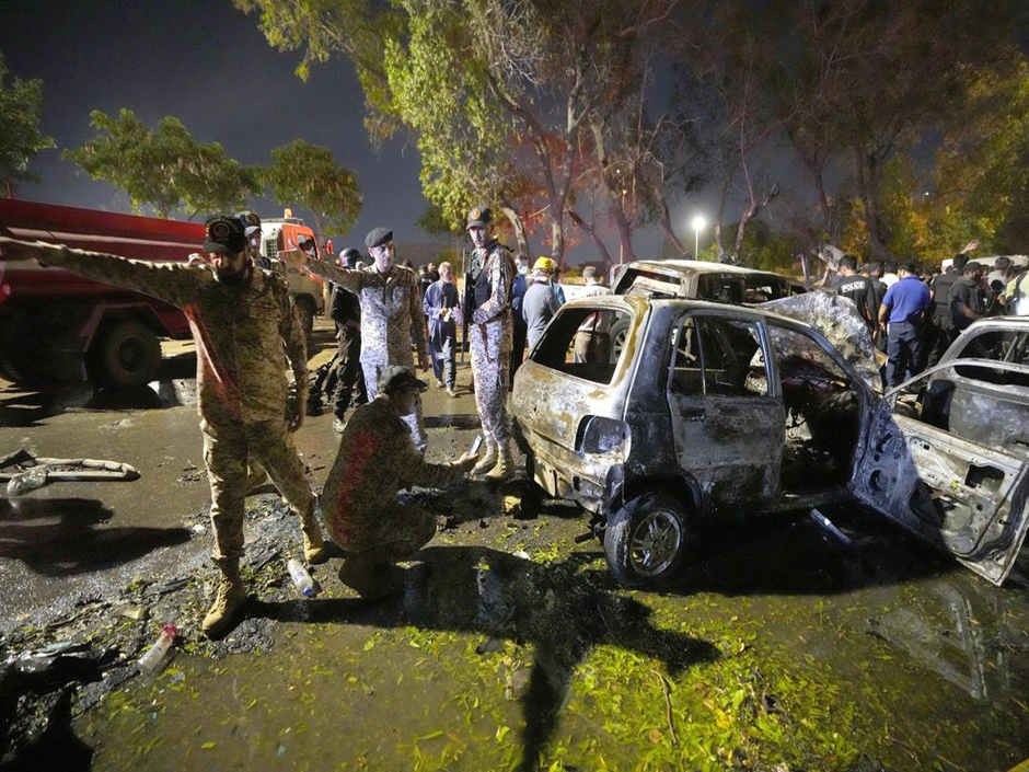 2 dead and at least 8 injured in a huge explosion near Karachi Airport in Pakistan